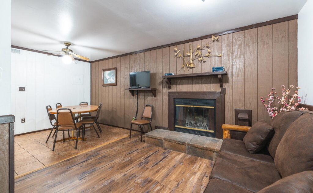 Cabin 5 living room
