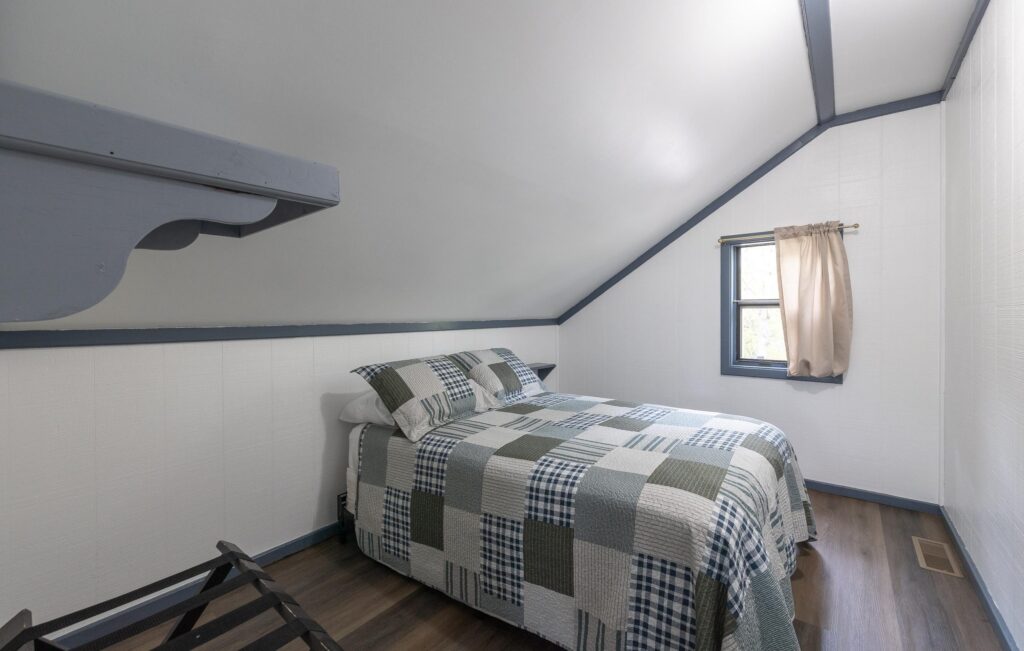 Cabin 6 bedroom